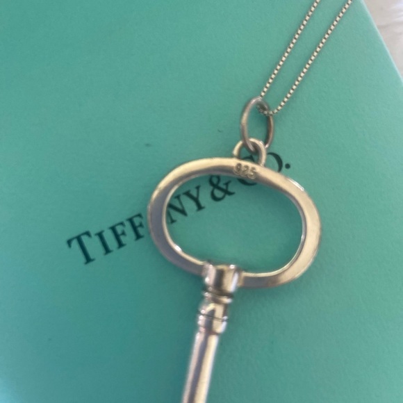 Tiffany & Co. Sterling Silver Extra Large Oval Key Pendant with Silver necklace - Picture 3 of 5